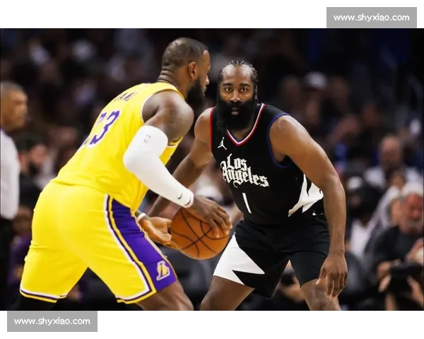 詹姆斯与哈登巅峰对决谁能引领新时代篮球潮流解析